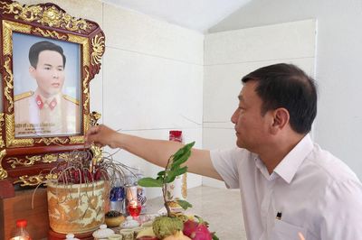 Phó Bí thư Tỉnh ủy Lâm Đồng Bùi Thắng dâng hương tưởng niệm Liệt sĩ Phạm Hồng Cẩm
