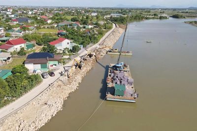 Cận cảnh công trường khơi thông dòng chảy hạ du hồ Kẻ Gỗ ở Hà Tĩnh