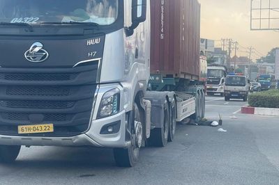 TP.HCM: Người phụ nữ tử vong thương tâm sau va chạm với xe container
