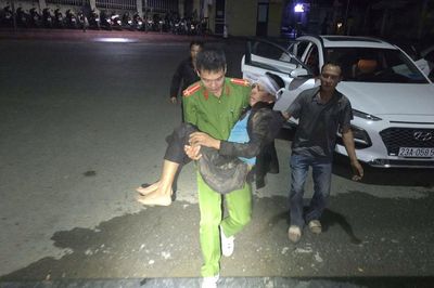 Tuyên Quang: Xuyên đêm tìm kiếm, kịp thời cứu sống người dân bị ngã xuống vực sâu khi đi rừng