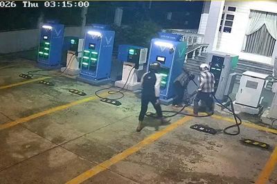 Bắt nhanh nhóm đối tượng 'nhí' cắt trộm dây sạc VinFast