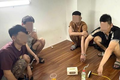 Bắt quả tang 4 thanh niên làm 'điều mờ ám' trong phòng trọ lúc nửa đêm, hiện trường có gì?