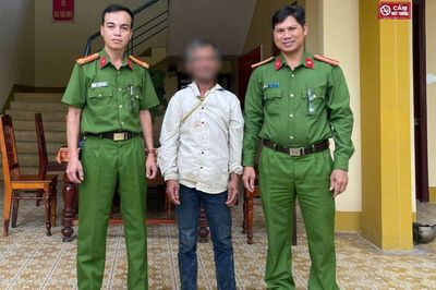 Người đàn ông ngủ dưới gầm khe suối giữa mưa lạnh đã đoàn tụ với gia đình