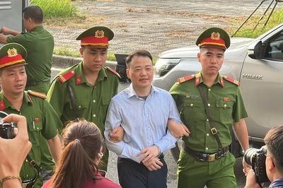 Shark Bình nở nụ cười khi được dẫn giải đến toà