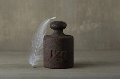 1 kg thép và 1 kg lông vũ có bằng nhau?