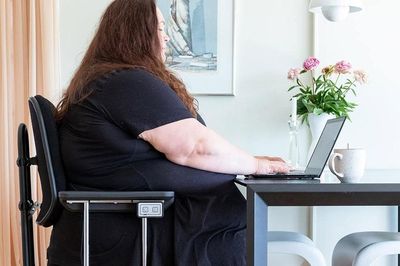 Cả ngày ngồi máy tính, tối lại ôm tivi: Sức khỏe sẽ ra sao?