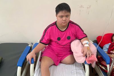 Mắc hội chứng Down, bé gái 8 tuổi lại bị ung thư xương, phải cắt bỏ một chân