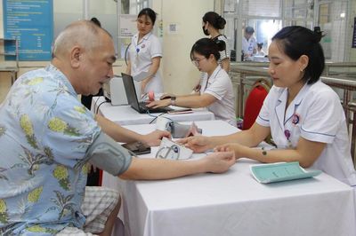 Bác sĩ Nguyễn Lân Hiếu tiết lộ cách bệnh viện Singapore tiết kiệm hàng triệu USD
