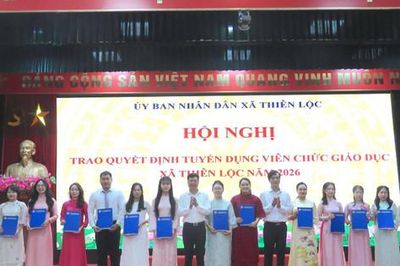 Xã Thiên Lộc trao quyết định tuyển dụng viên chức cho 53 giáo viên
