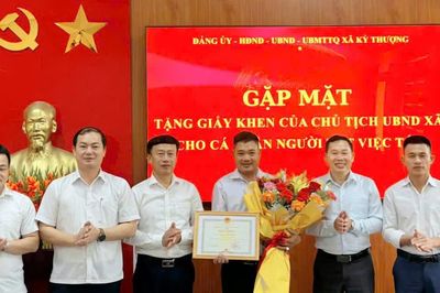 Khen thưởng người đàn ông lao xuống sông cứu người đang chới với ở Hà Tĩnh