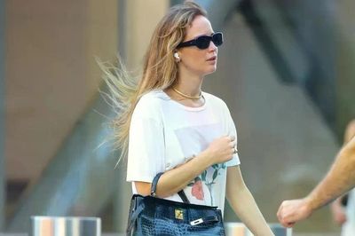 Jennifer Lawrence chứng minh áo sơ mi caro giản đơn vẫn có thể trông cực kỳ có gu