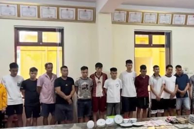 Khám xét khẩn cấp nơi ở của kẻ cầm đầu xới bạc, phát hiện súng