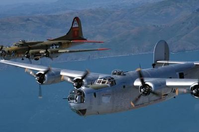 B-24 Liberator và B-17 Flying Fortress, hai oanh tạc cơ Mỹ khác nhau ra sao?