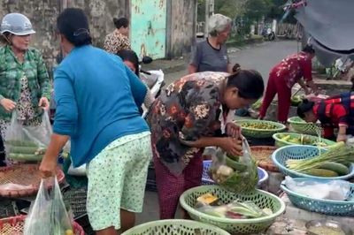 Trúng số 10 tỷ đồng, người bán rau tặng hết hàng cho bà con để về quê
