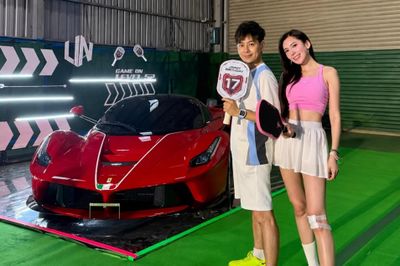 Lâm Chí Dĩnh khoe siêu xe Ferrari trong tiệc sinh nhật