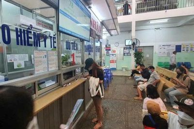 Chờ khám 90 phút vì sổ nằm trong hộc bàn: Những vướng mắc người bệnh không nên phải tự gỡ