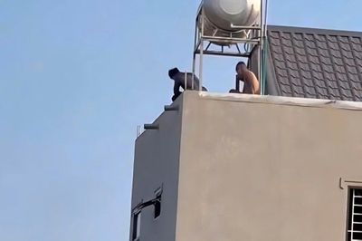 Sau 9 giờ đấu trí, hai đối tượng ma túy cố thủ trên mái nhà ở Thanh Hóa ra đầu hàng