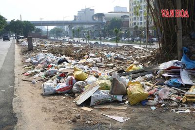Hà Nội: Rác thải tồn đọng tại khu vực giải tỏa Đê La Thành