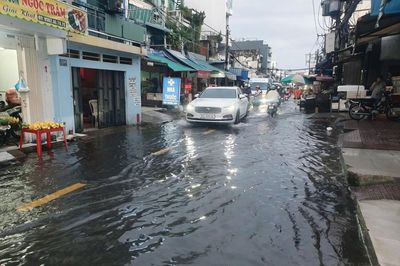 Chiều nay, 27-10, triều cường tại TPHCM tiếp tục vượt mức báo động 3