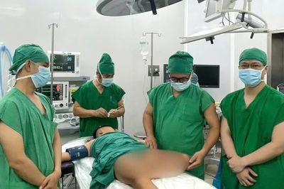 Di chứng bỏng, cậu bé 9 tuổi phải bò để di chuyển