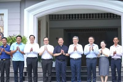 Lãnh đạo TPHCM thăm, chúc sức khỏe Đức Giám mục Giuse Nguyễn Tấn Tước