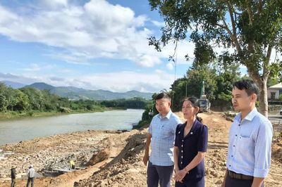 Quảng Ngãi: Khẩn trương xây kè chống sạt lở sông Đăk Snghé