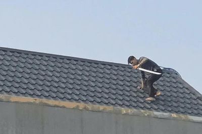 Đã bắt được hai đối tượng cầm kiếm cố thủ trên mái nhà ở Thanh Hoá
