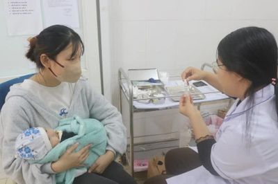 Hà Nội đề xuất hỗ trợ tiền sinh con, kết hôn đúng tuổi
