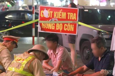 Không bằng lái, không đăng ký xe, người đàn ông ở Hà Nội vi phạm nồng độ cồn gấp hơn 2 lần mức 'kịch khung'
