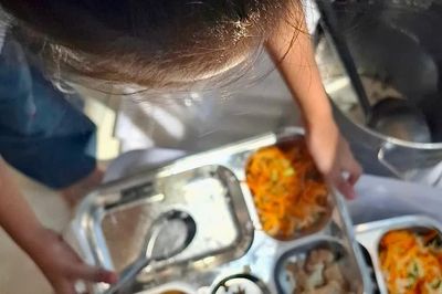 Bữa ăn bán trú: Hồ sơ đạt chuẩn, ai bảo đảm thực phẩm an toàn?