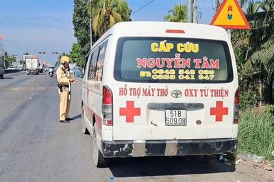 Tạm giữ xe cứu thương '4 không'