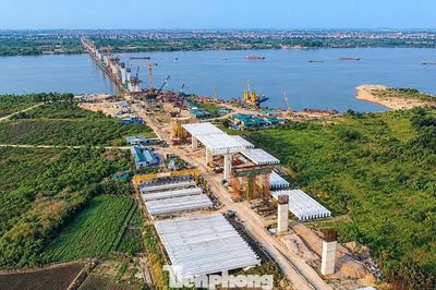 Cầu Hồng Hà lộ hình hài sau một năm thi công