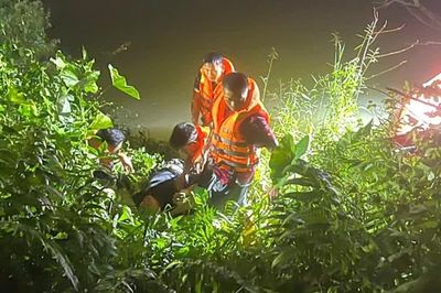Cứu sống nam thanh niên gặp nạn dưới sông Hương