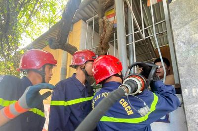 Giải cứu thanh niên bị hàng rào sắt đâm xuyên bàn tay