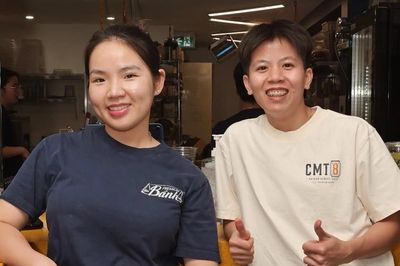 Bỏ việc lương 1,5 tỷ đồng/năm, hai cô gái Việt bán bánh tráng, xôi mặn ở Canada