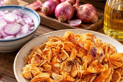 Cách làm hành phi giòn lâu, để cả tháng không bị mềm