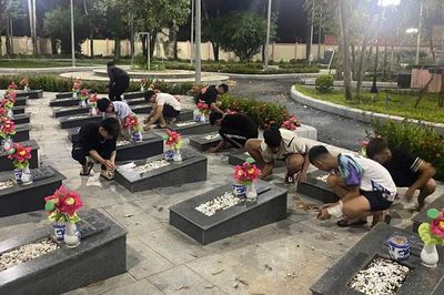 Công an đưa 20 thiếu niên chuẩn bị đánh nhau đi nhổ cỏ, quét dọn nghĩa trang liệt sĩ