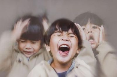 Con mất kiểm soát cảm xúc, cha mẹ nên dỗ dành hay phớt lờ?