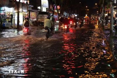 Triều cường gây ngập đúng giờ tan tầm, giao thông Thành phố Hồ Chí Minh chật vật