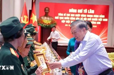 Tổng Bí thư, Chủ tịch nước Tô Lâm gặp mặt Đại đội nữ lái xe Trường Sơn
