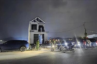 Bắt giữ hai đối tượng cầm hung khí cố thủ trên mái nhà