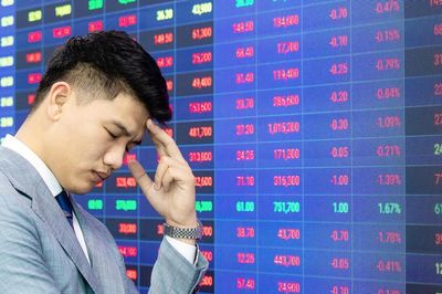 VN-Index dưới áp lực chốt lời, chưa vội mở rộng giải ngân