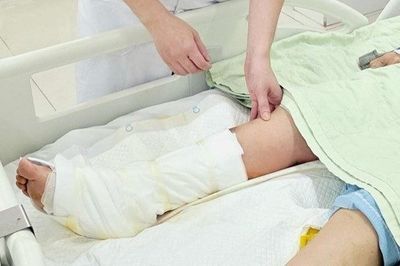 Người phụ nữ 65 tuổi nguy cơ mất chân sau khi đắp loại lá quen thuộc