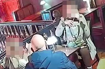 Camera ghi lại hành động xấu xí của người phụ nữ trong quán bar