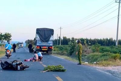 Va chạm xe tải trên đường, 2 người đi xe máy tử vong thương tâm