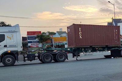 Đi đón con, người phụ nữ bị xe container cán tử vong