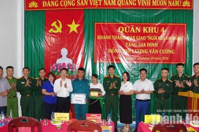 Bàn giao “Ngôi nhà 100 đồng” cho tiểu đội trưởng có hoàn cảnh khó khăn