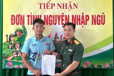 Bắc Ninh: Nhiều thanh niên hăng hái viết đơn tình nguyện nhập ngũ