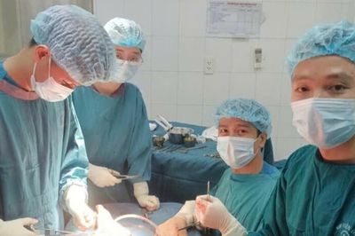 Cứu sống bé trai 12 tuổi bị đứt bó mạch đùi do tông vào cánh cửa ô tô mở bất ngờ