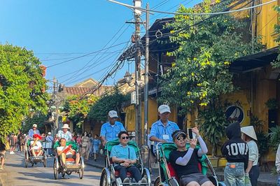 [Photo] - Phố cổ Hội An vẫn hút khách du lịch trong mùa thấp điểm
